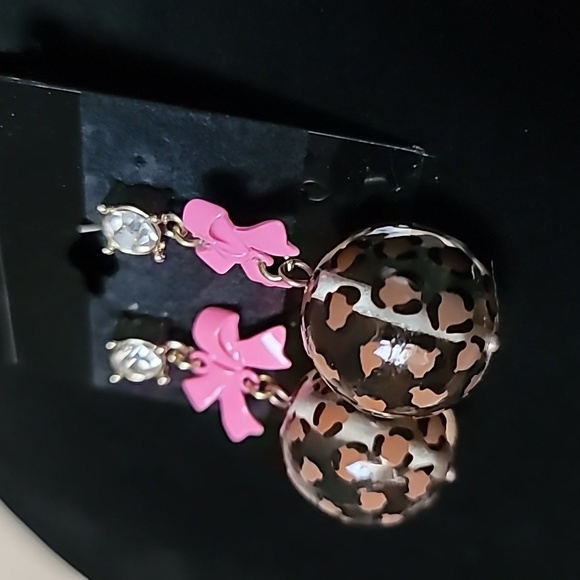 Vintage BETSEY JOHNSON Leaping Leopards Pink Bow & Lucite Leopard Ball Earrings. - Picture 3 of 6